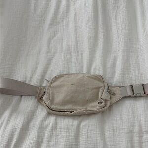 Lululemon Everywhere Belt Bag Large 2L
Downtown Tan/Silver